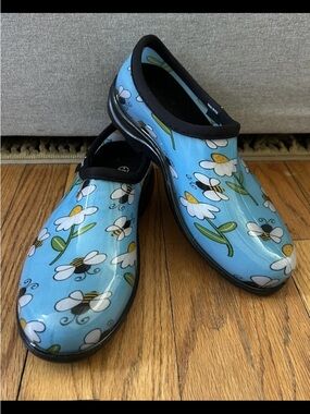 Sloggers Garden Clog Women's Size 9 Waterproof Shoes Blue with Bees & Flowers
